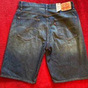BRAND NEW  LOOSE STRAIGHT LEVIS SHORT